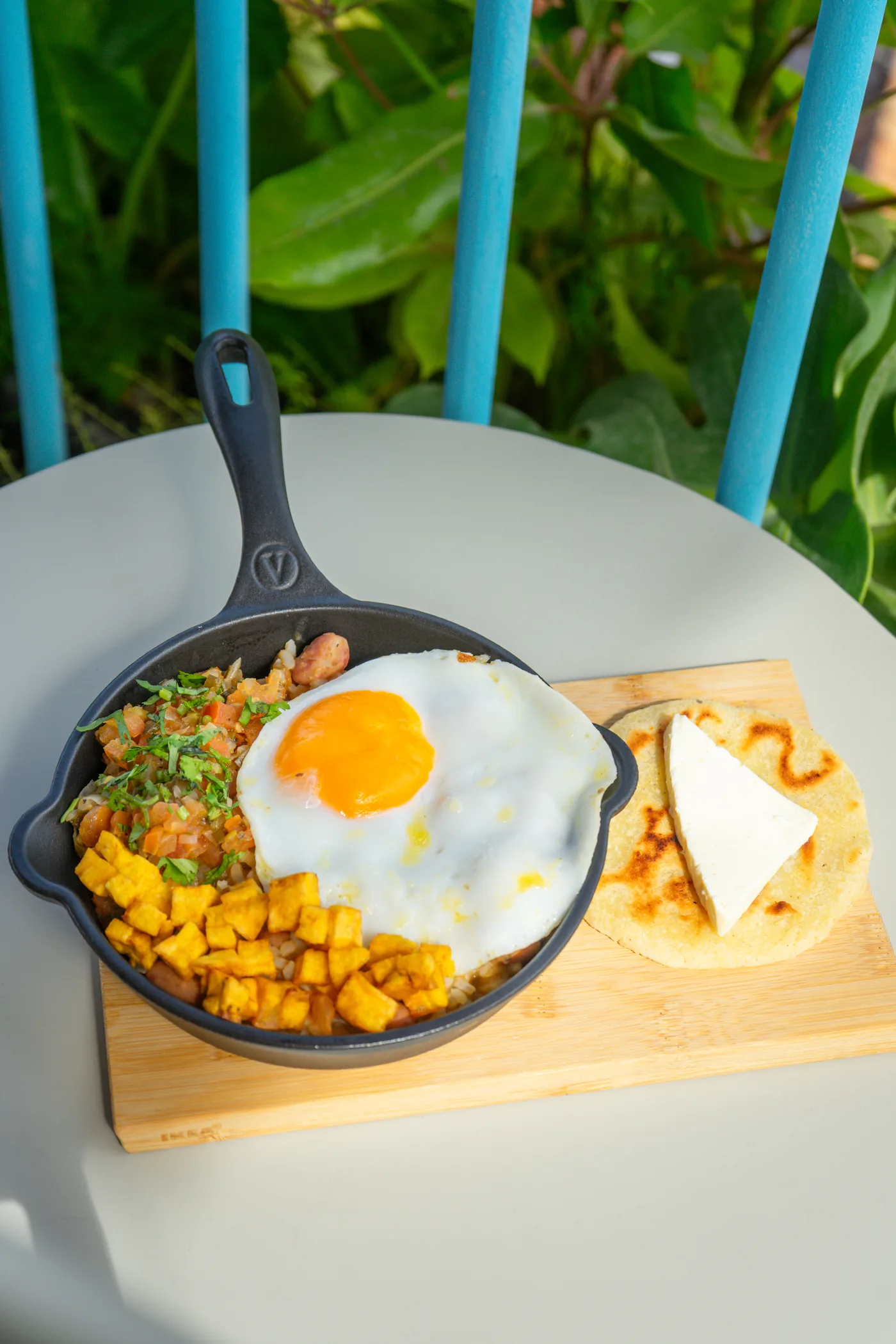 Desayuno servido en el rooftop Infinito de Laureles Selection Suites