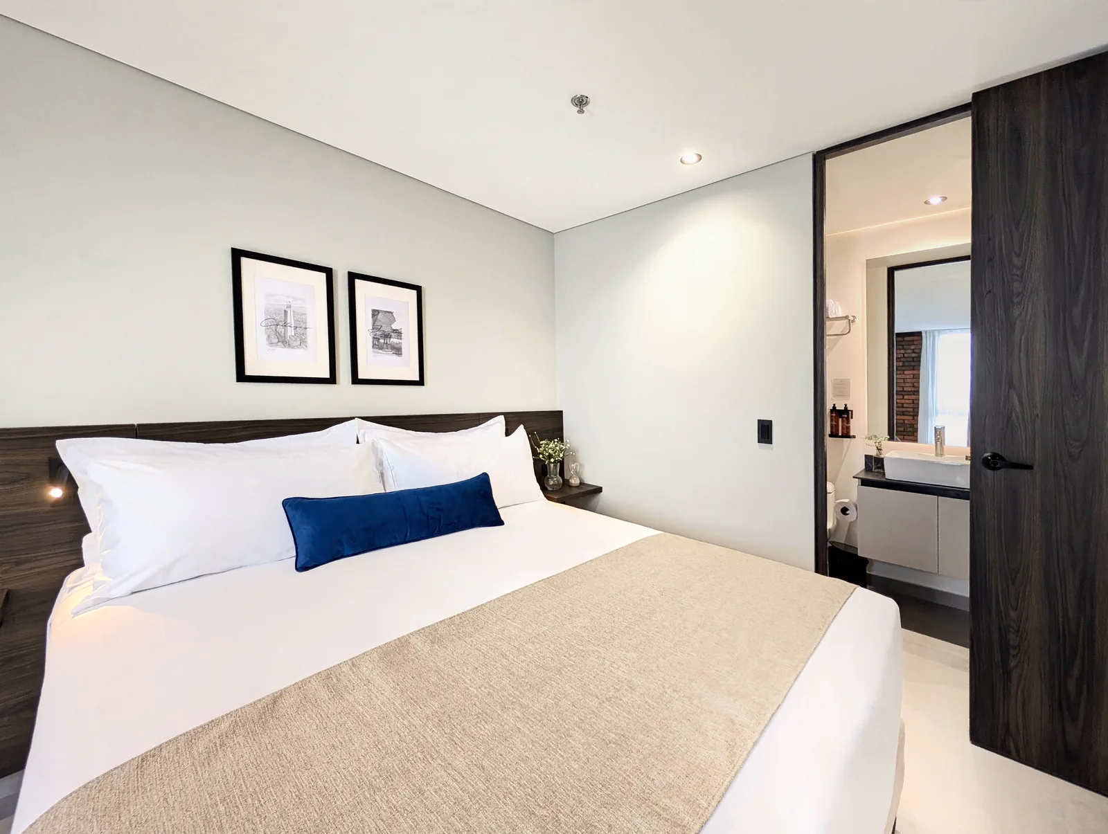 Segundo dormitorio con cama king de la suite Family en Laureles Selection Suites