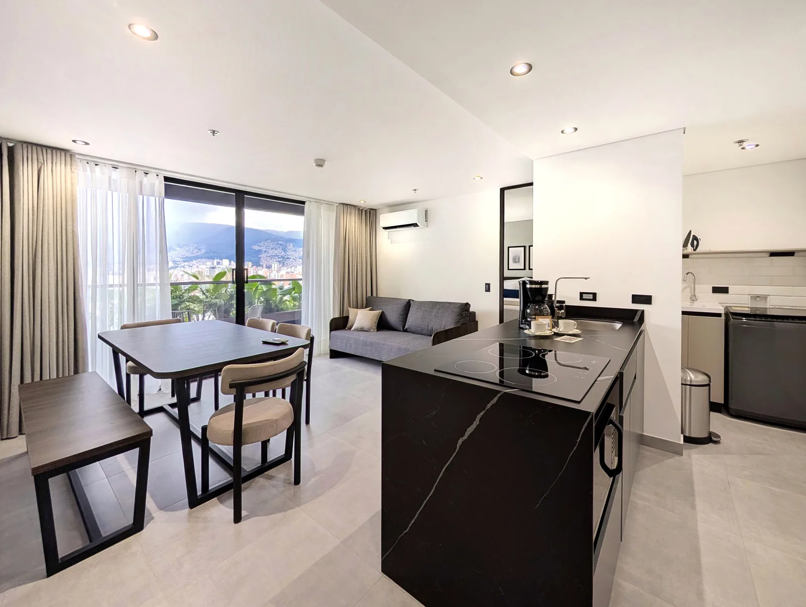 Sala-comedor y cocina completa de la suite Family en Laureles Selection Suites