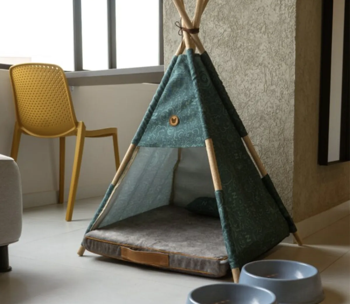 Camita tipo tipi para mascotas en una habitación de Laureles Selection Suites, Laureles, Medellín