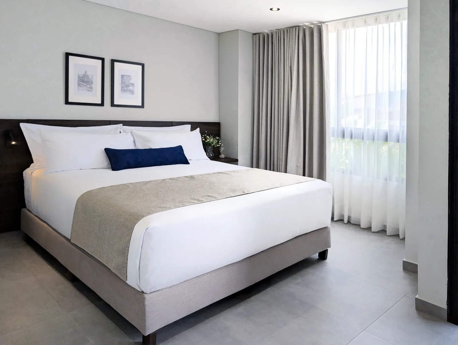 Suite Deluxe Balcony con cama king, cocina equipada y balcón en Laureles Selection Suites