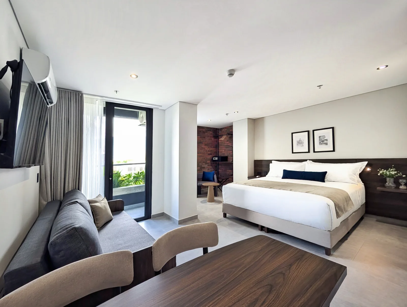 Suite Standard Balcony con cama king, cocina equipada y balcón en Laureles Selection Suites